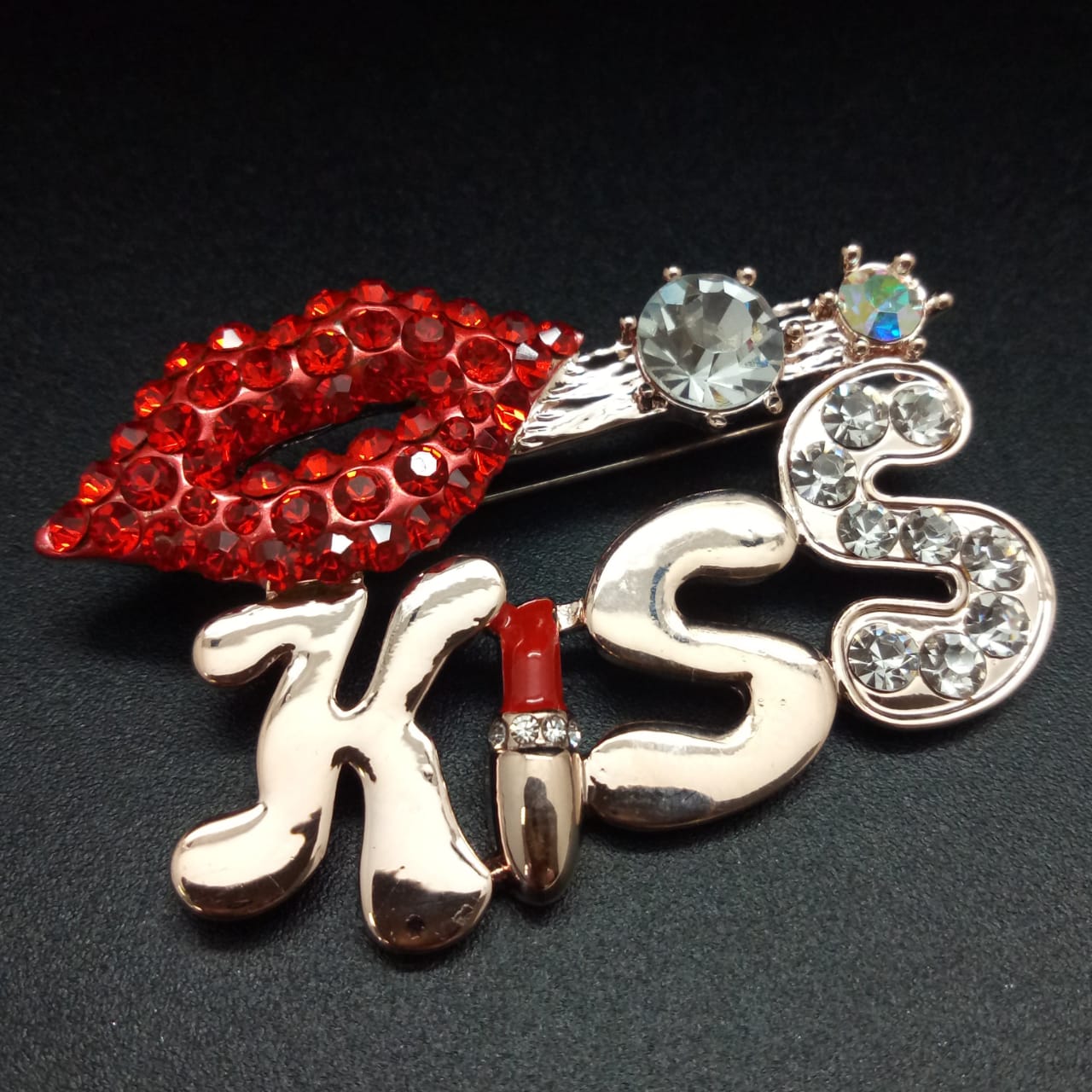 картинка Брошь с надписью Kiss, помадой и губами от магазина El Corazon