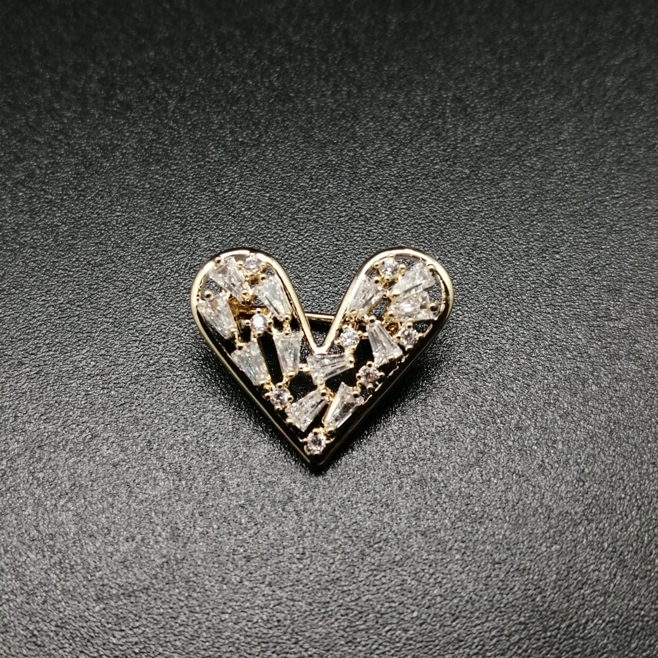 картинка Брошь Сердце со стразами цвета золота  от магазина El Corazon