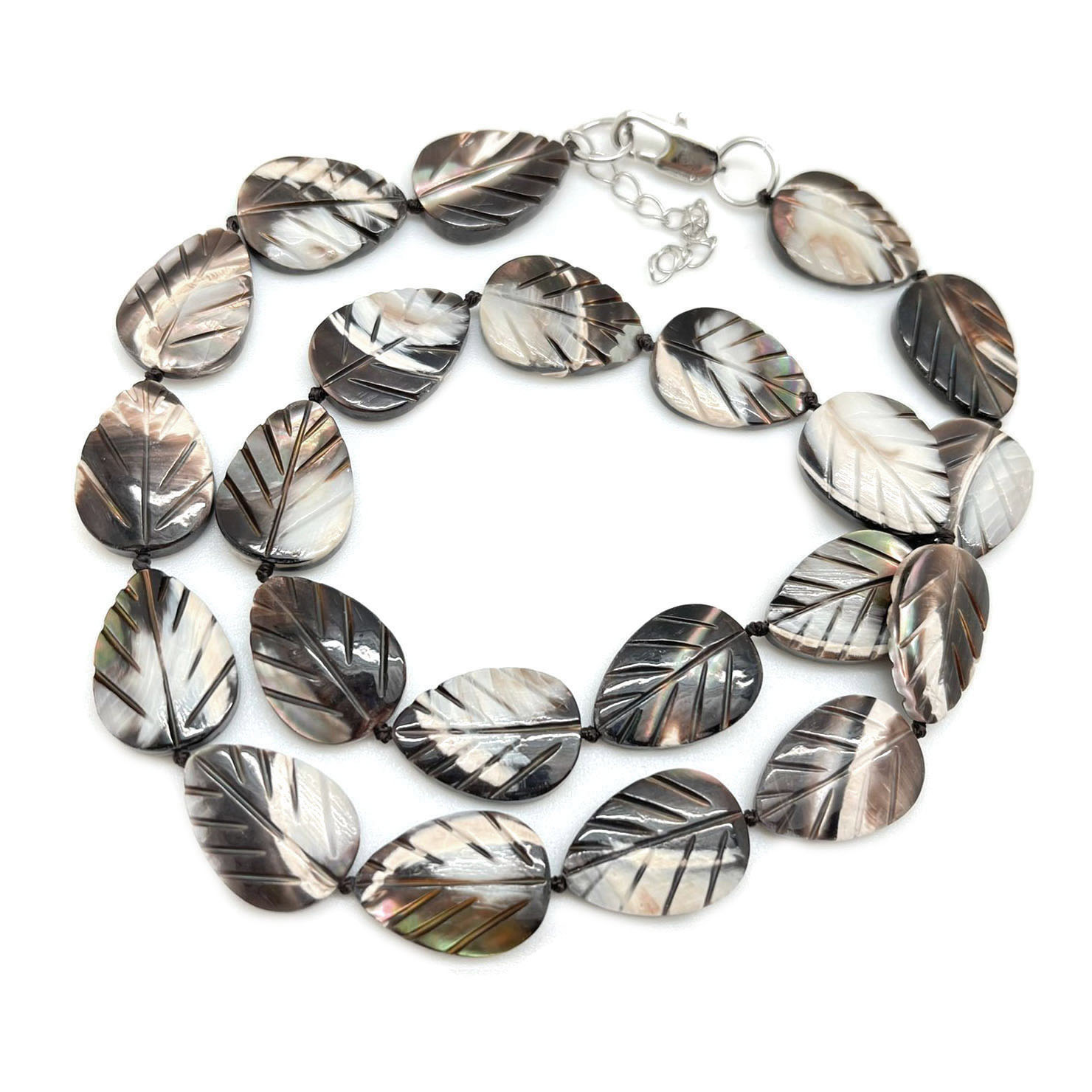 картинка Ожерелье из бусин листиков Ожерелье из бусин листиков темного перламутра 2см NL121 от магазина El Corazon