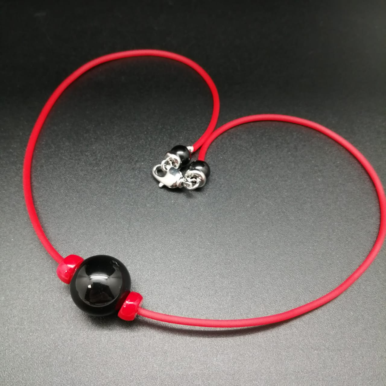 картинка Ожерелье 02 на шнуре из черного Агата, красного Коралла и дорогой корейской фурнитуры 47 см от магазина El Corazon