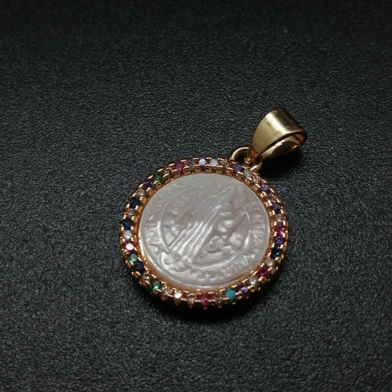 картинка Круглый кулон из жемчуга, камня цирконий и ювелирного металла, Мадонна от магазина El Corazon
