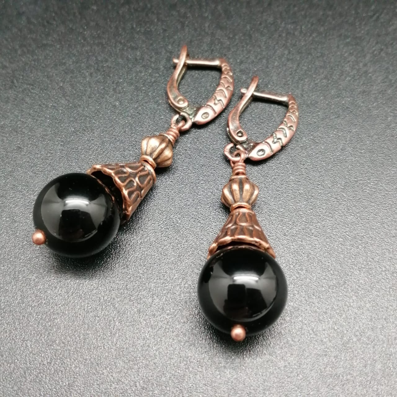 картинка Комплект: Серьги и ожерелье из черного Агата и бронзовой фурнитуры от магазина El Corazon