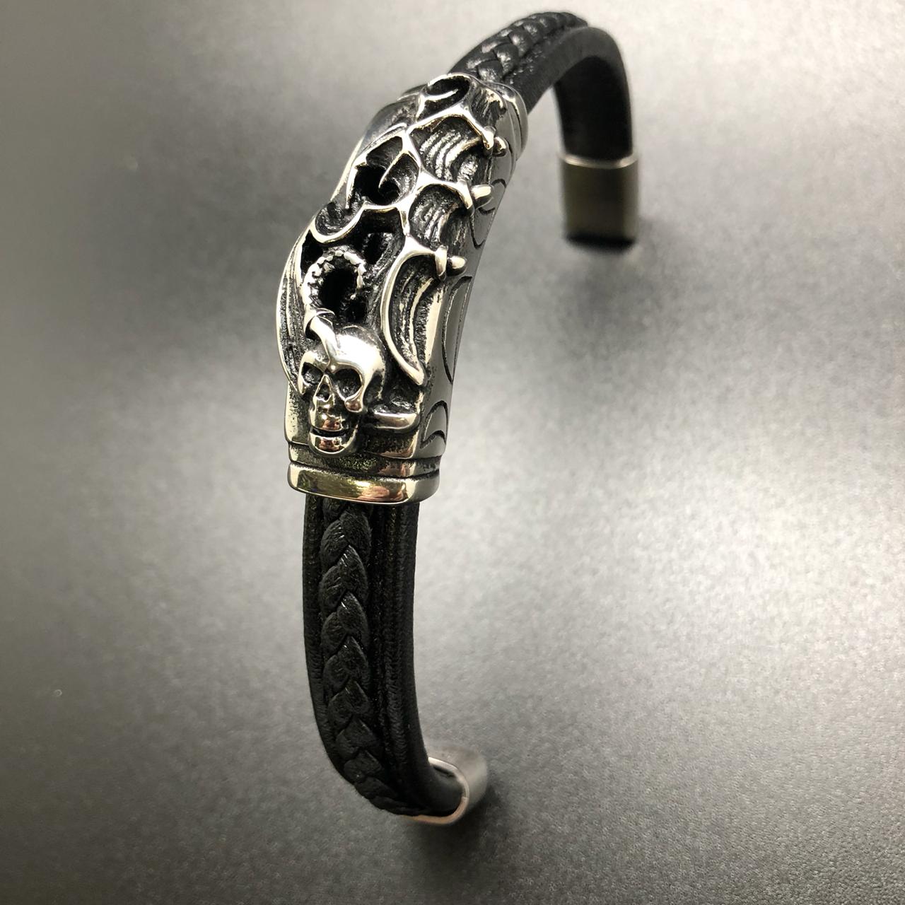 картинка Мужской браслет из плетеной кожи с металлической пряжкой Череп 1 от магазина El Corazon