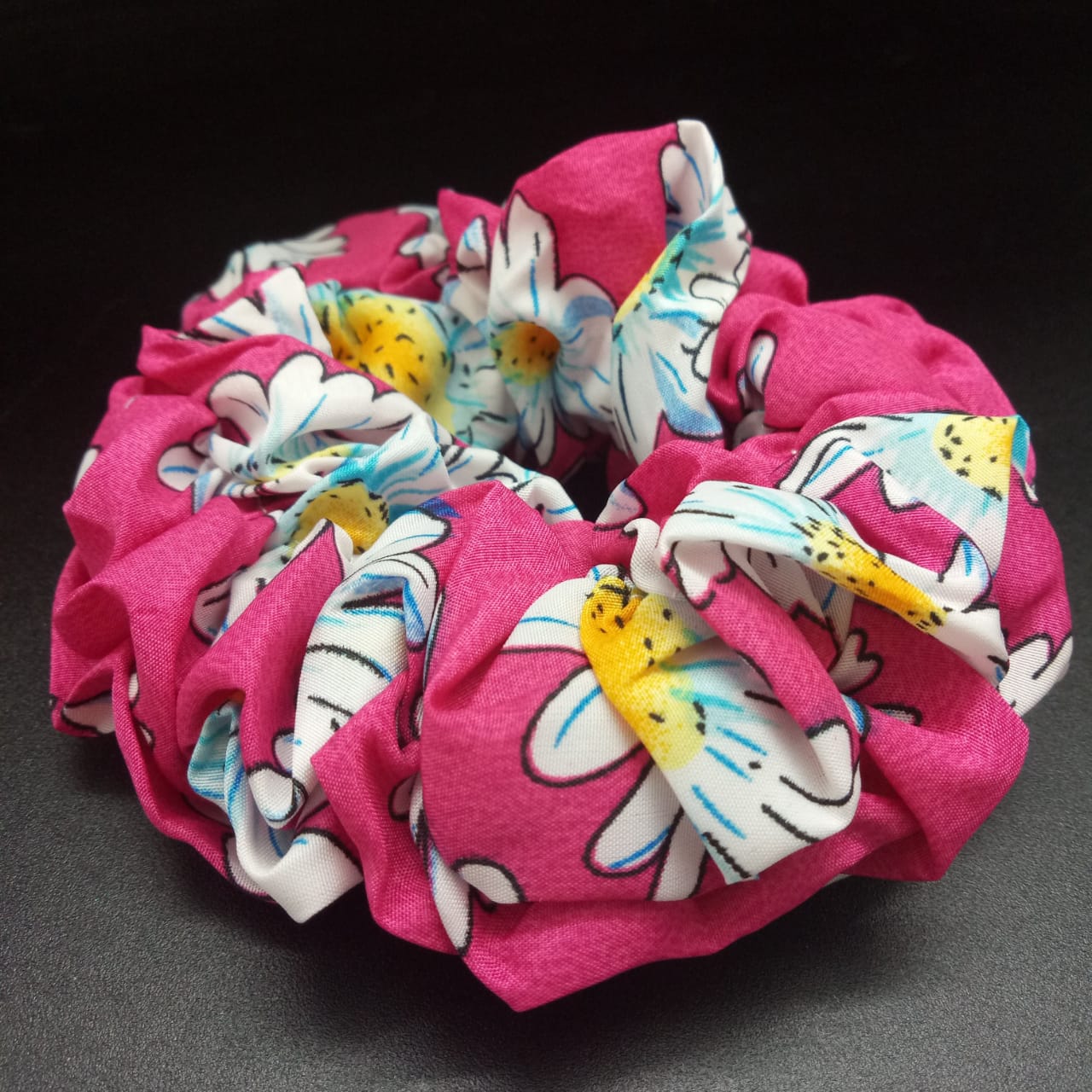 картинка Резинка для волос тканевая d - 11 см розовая с белыми цветами от магазина El Corazon