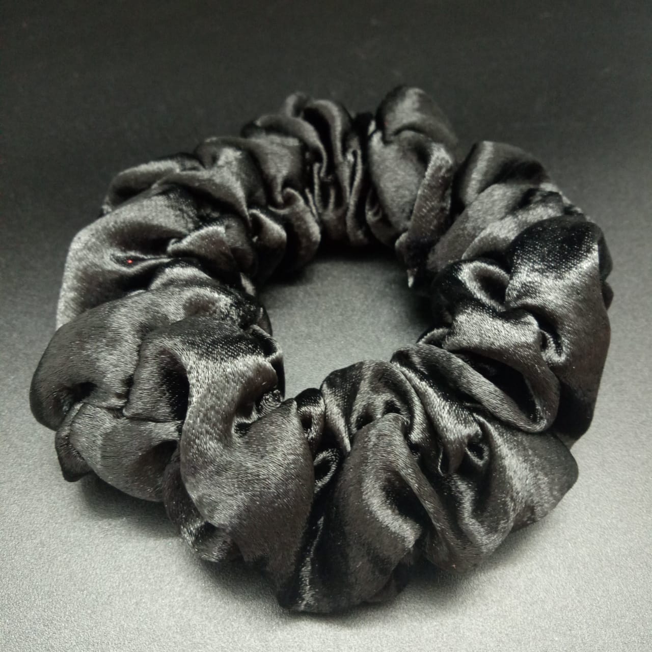 картинка Резинка для волос тканевая d - 6 см черная, узкая от магазина El Corazon