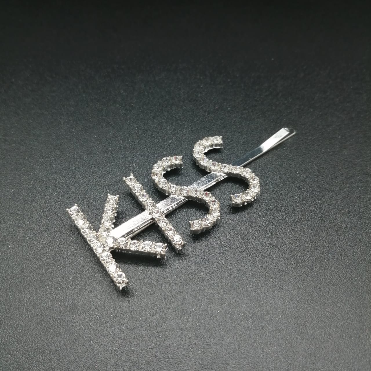 картинка Заколка для волос KISS цвета серебра от магазина El Corazon