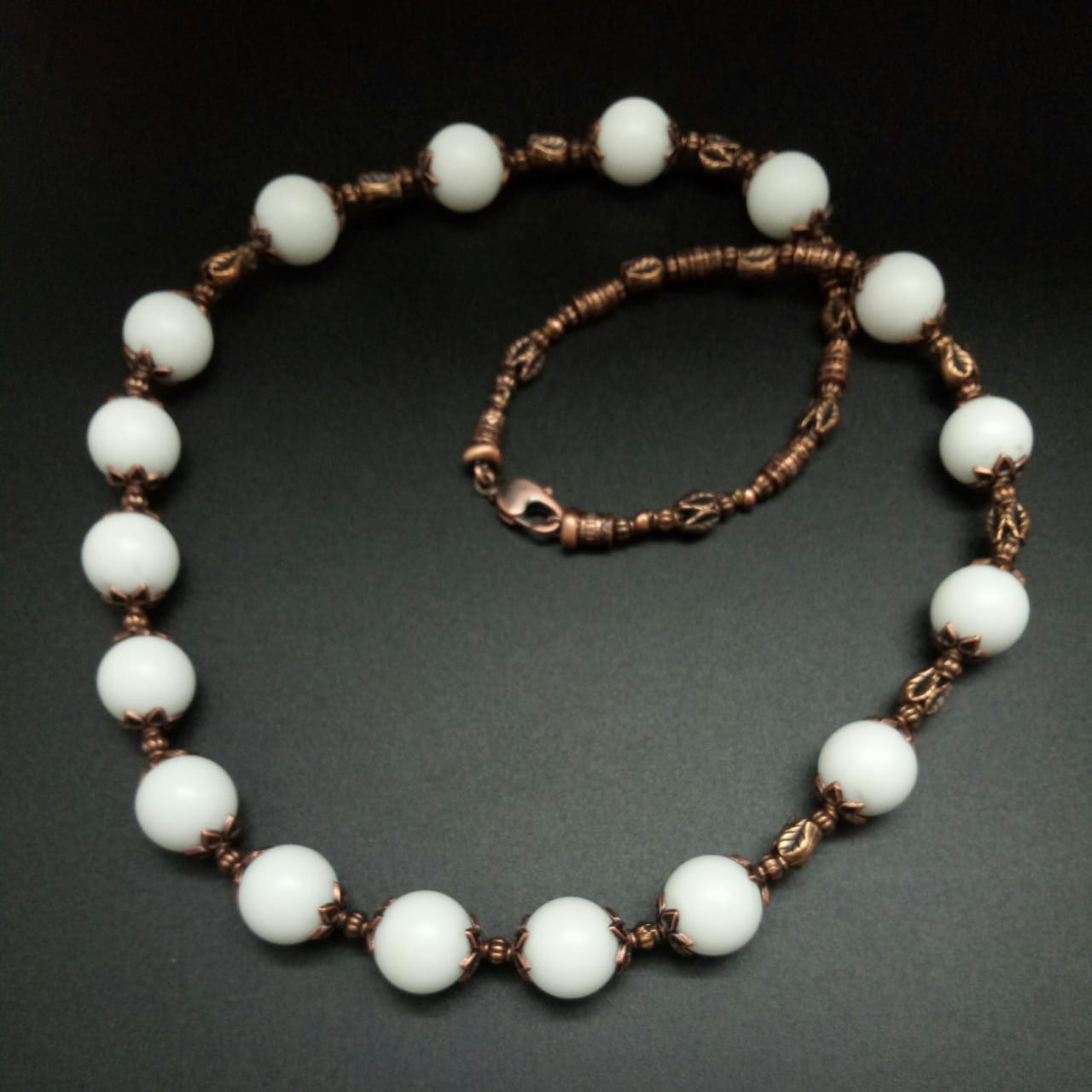 картинка Ожерелье из белого, матового Агата и медной фурнитуры, 60 см №2 от магазина El Corazon