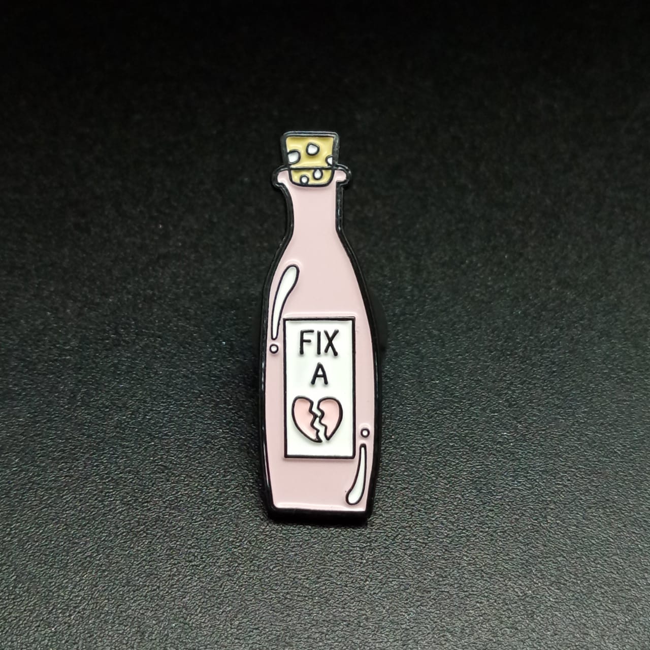 картинка Брошь пусет Бутылка FIx A от магазина El Corazon