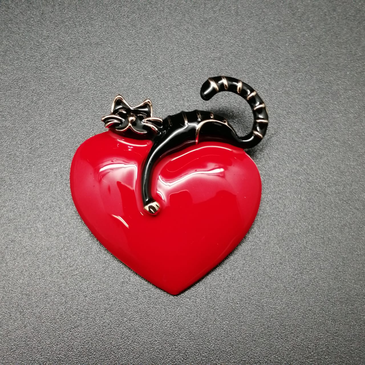 картинка Брошь черный кот на большом красном сердце от магазина El Corazon