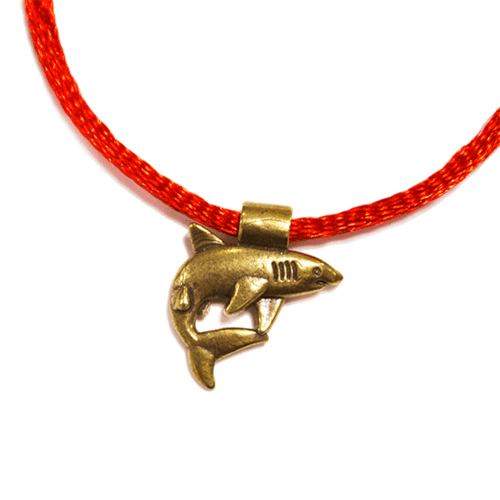 картинка Красная нить браслет с подвеской Акула от магазина El Corazon