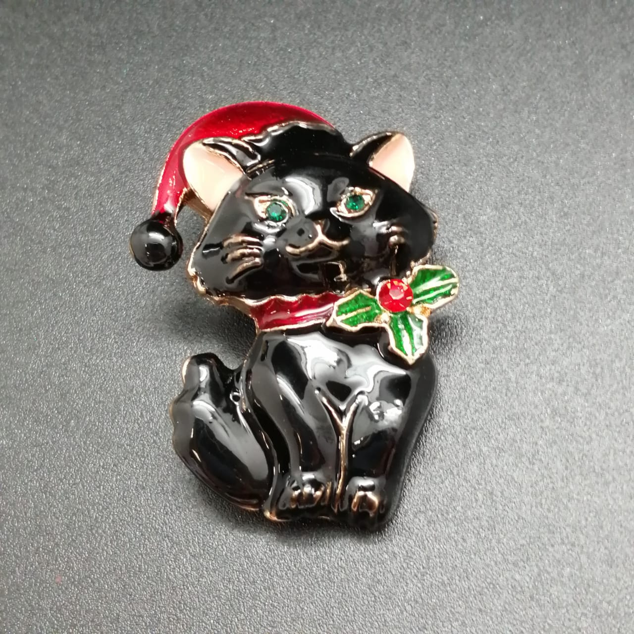 картинка Брошь черный кот в рождественском колпаке от магазина El Corazon