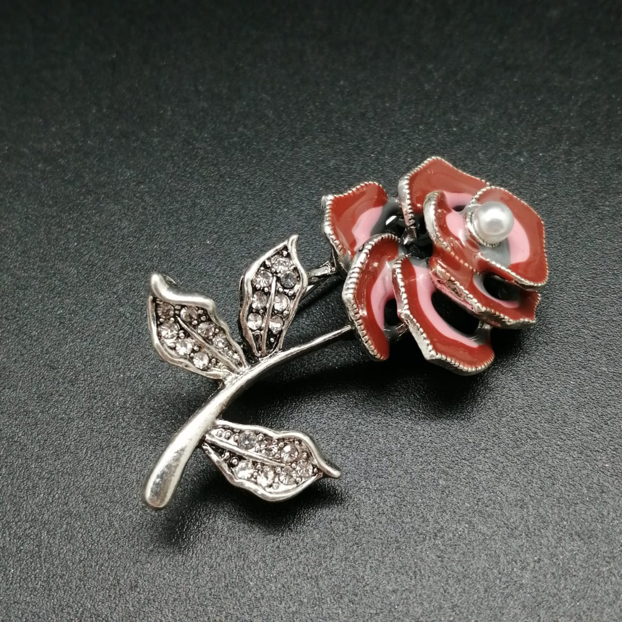 картинка Брошь серебряная роза с красными лепестками  от магазина El Corazon