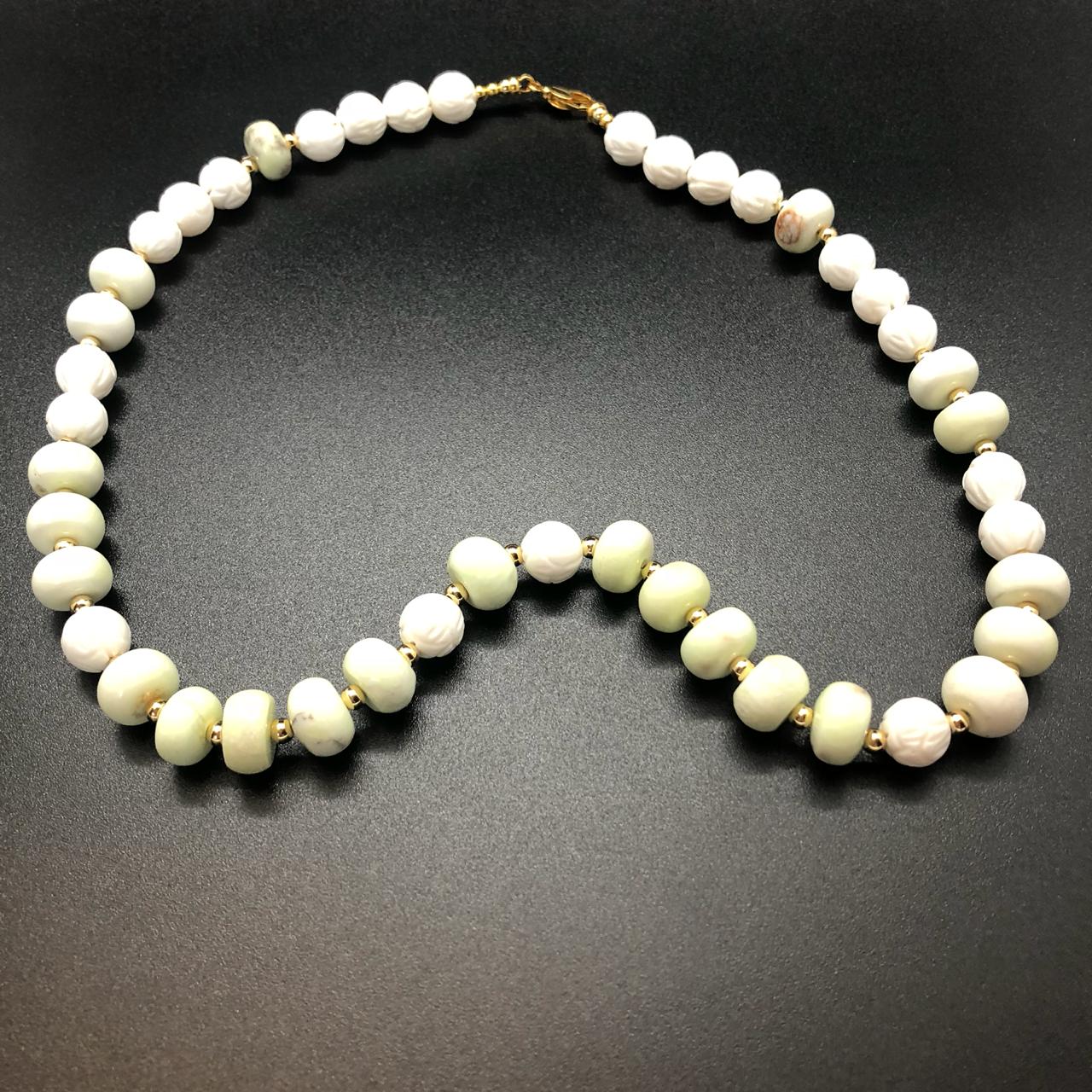 картинка Ожерелье из белого резного Коралла и Корейской ювелирной фурнитуры 48 см от магазина El Corazon