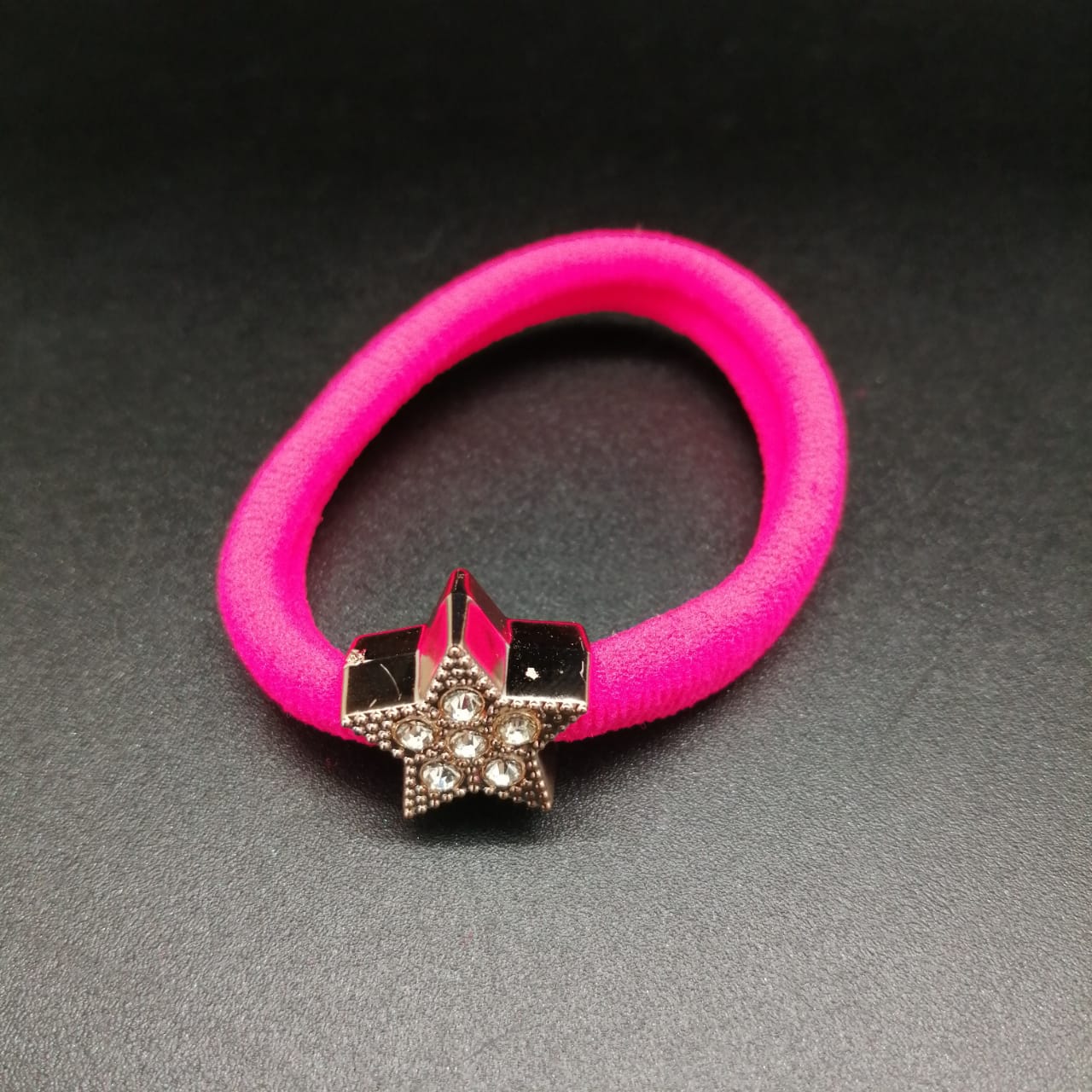 картинка Резинка для волос со звездой в стразах, розовая от магазина El Corazon