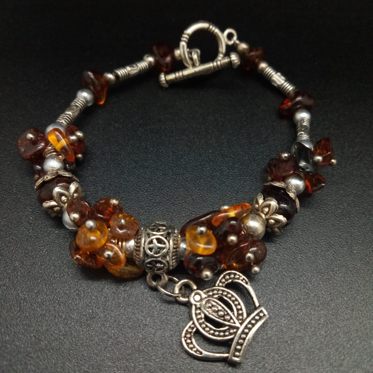 картинка Браслет d 6,6 см, из янтаря, ювелирного металла и шармов 01 bracelet-157 от магазина El Corazon