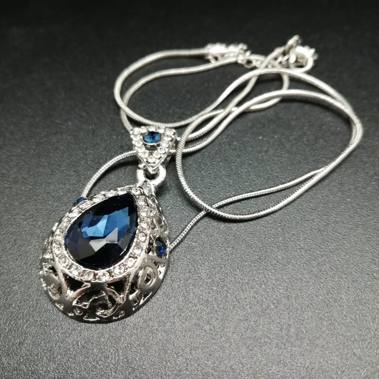 картинка Кулон на цепочке 48 см серебряного цвета с синим кристаллом от магазина El Corazon