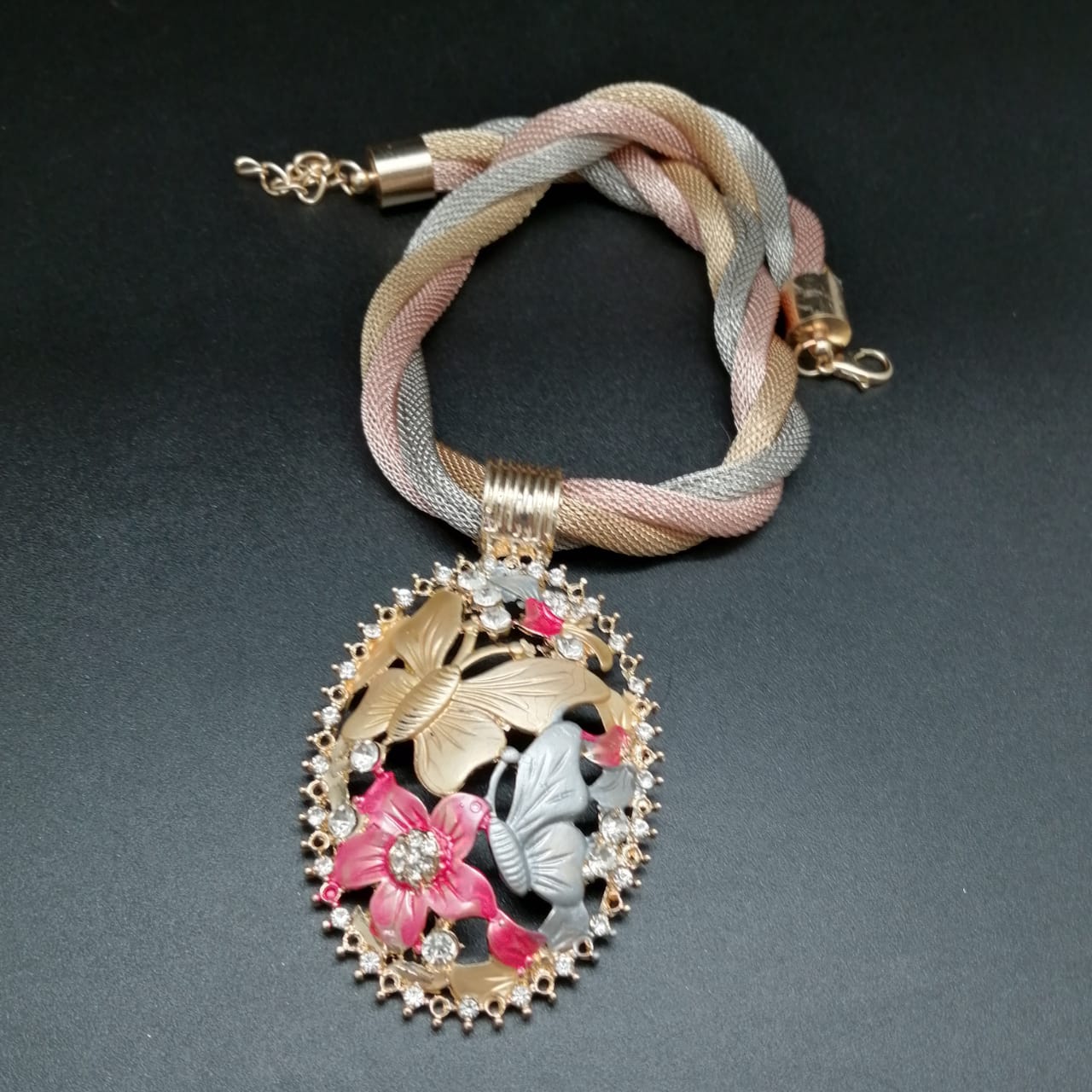 картинка Ожерелье на металлическом шнуре с подвеской в виде цветов и бабочки от магазина El Corazon