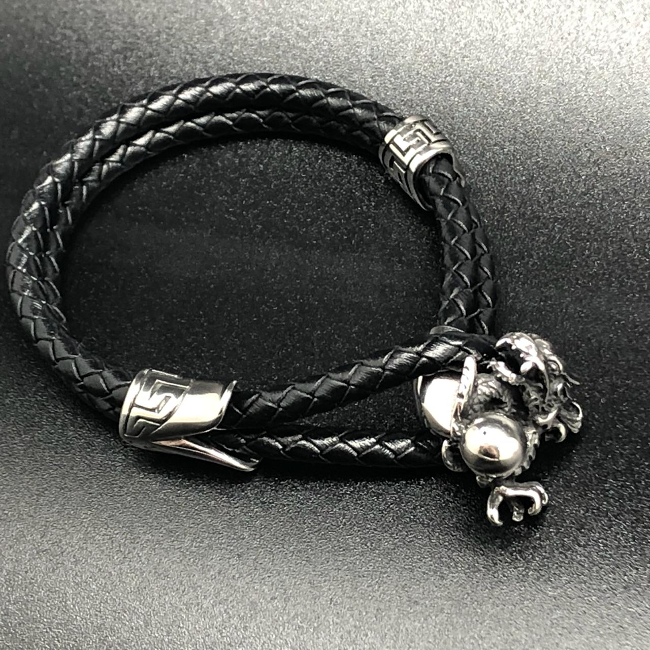 картинка Мужской браслет из плетеной кожи с металлическими украшениями и пряжкой от магазина El Corazon