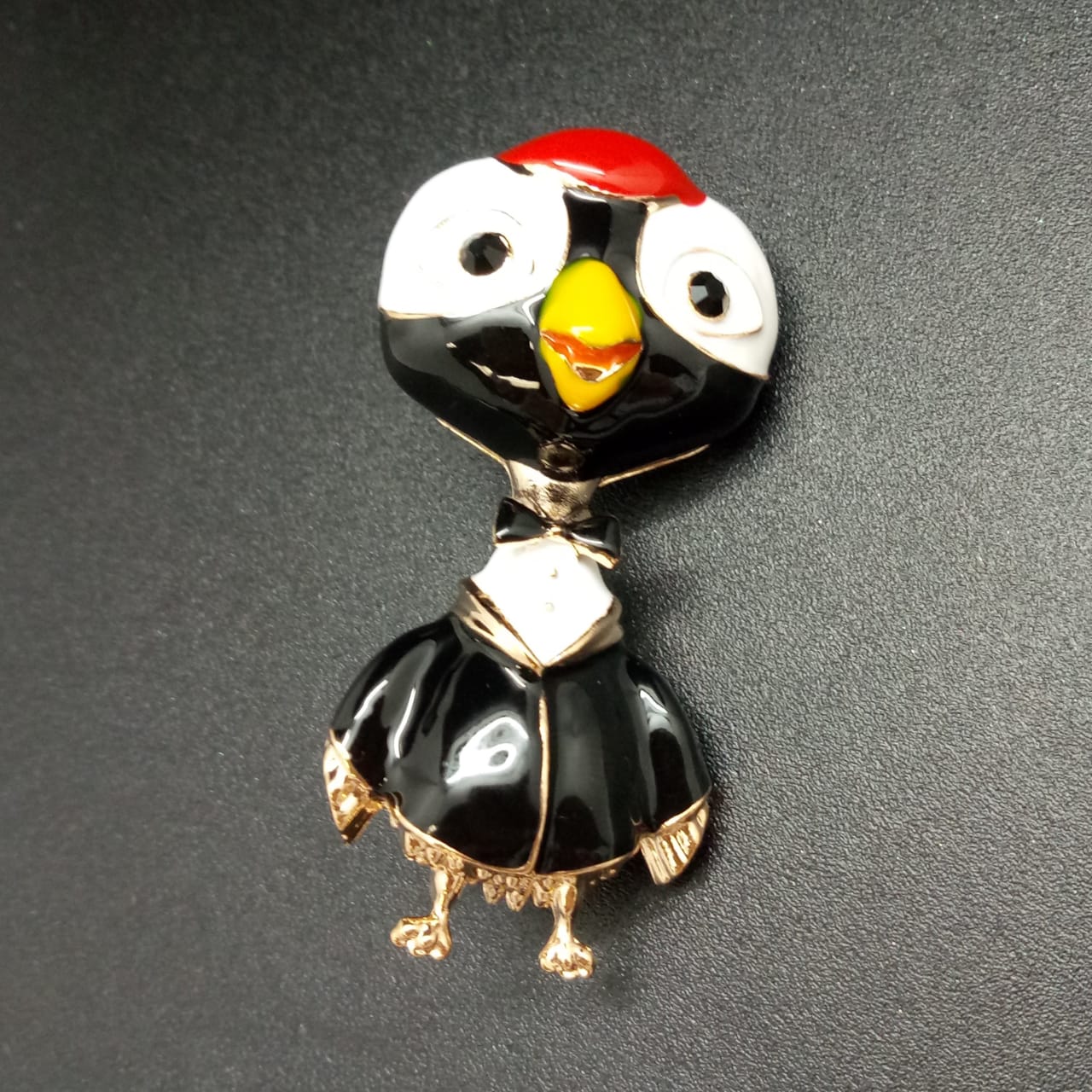 картинка Брошь Птичка в черном костюме  от магазина El Corazon
