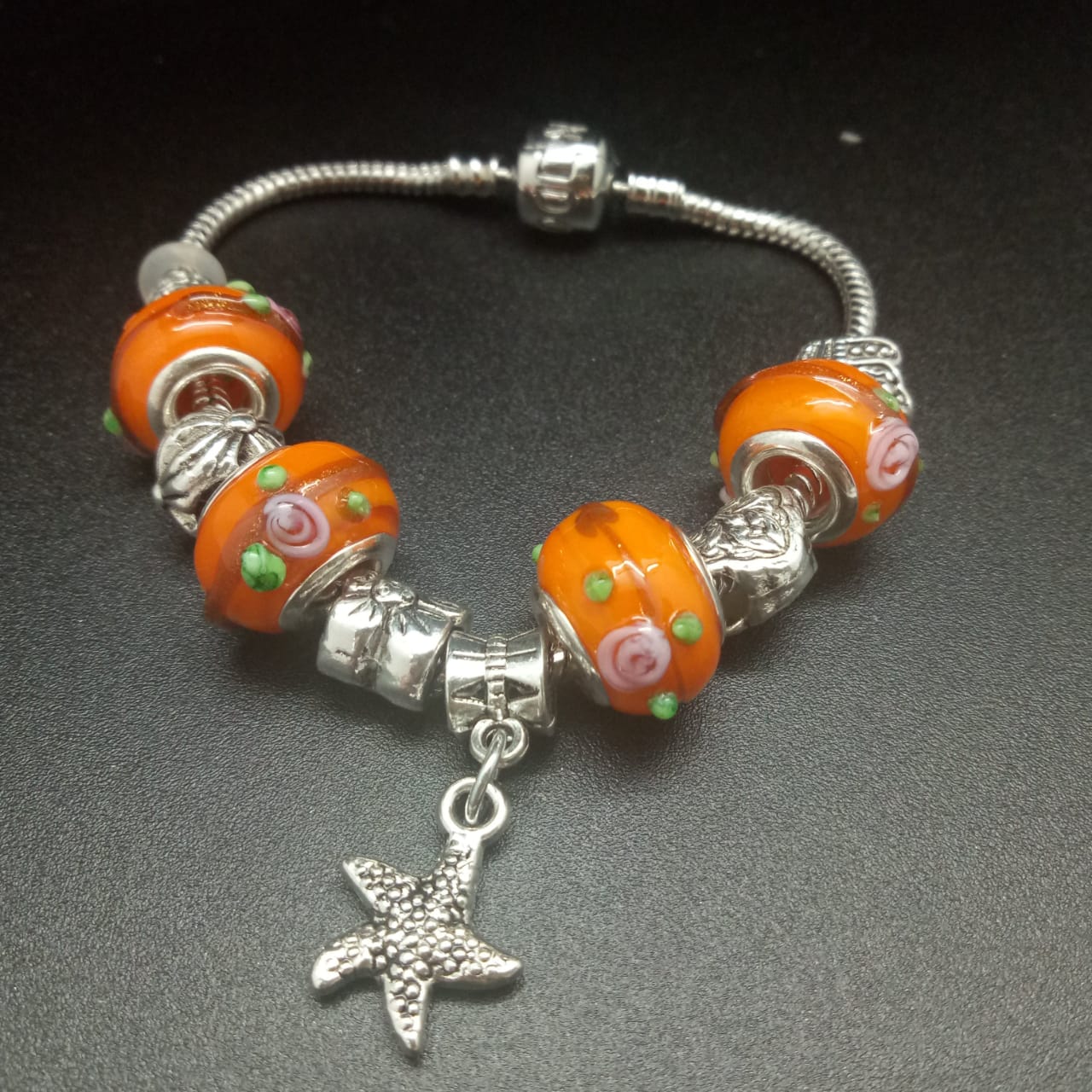 картинка Браслет из ювелирного металла, оранжевых стеклянных бусин и шарма Морская звезда от магазина El Corazon