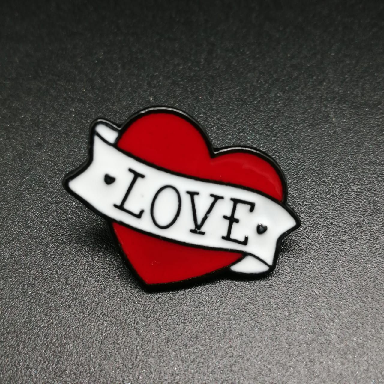 картинка Брошь пусет Сердце с надписью "Love" от магазина El Corazon