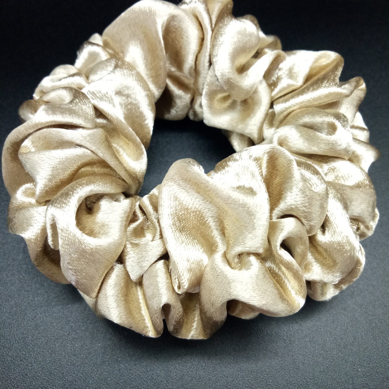 картинка Резинка для волос тканевая d - 6 см золотистая от магазина El Corazon