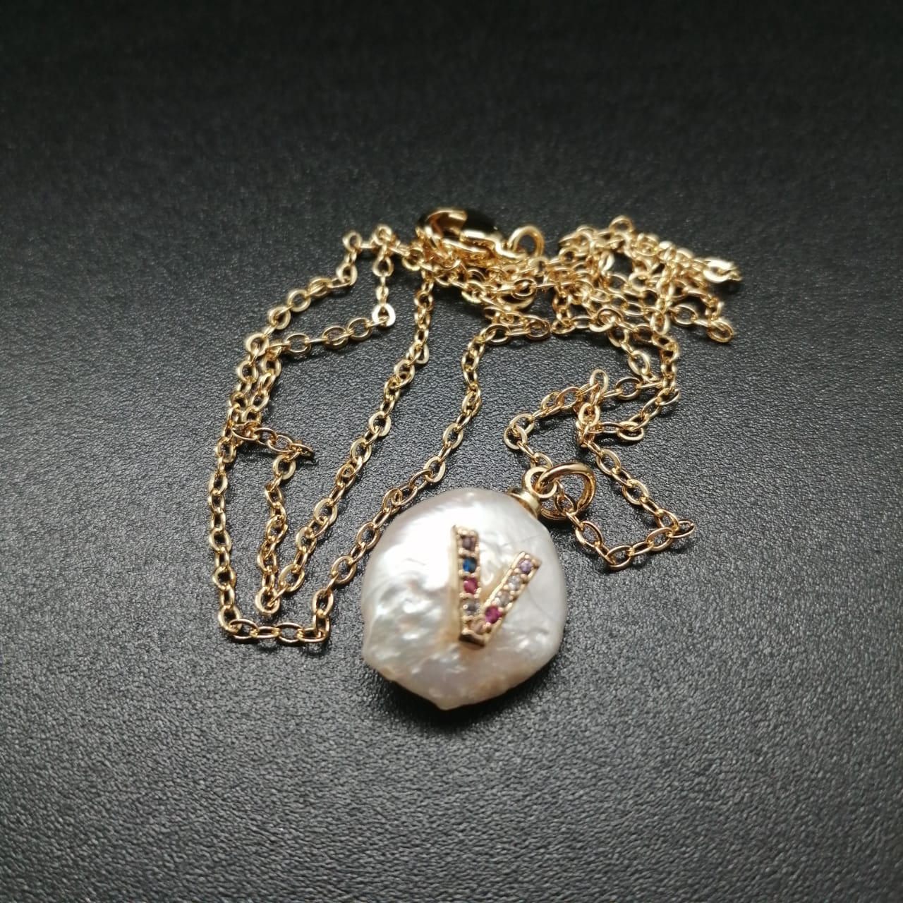 картинка Кулон на цепочке из жемчуга, камня цирконий и ювелирного металла,V от магазина El Corazon