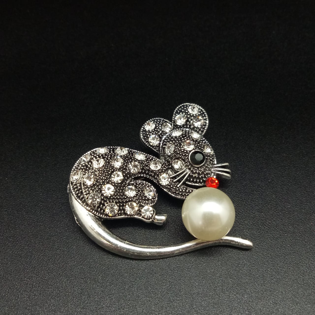 картинка Брошь серебряная мышка со стразами и бусиной  от магазина El Corazon