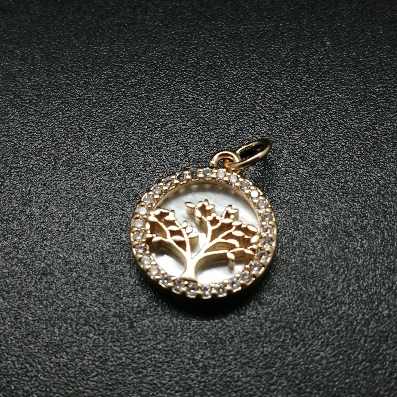 картинка Круглый кулон из жемчуга, камня цирконий и ювелирного металла, дерево от магазина El Corazon