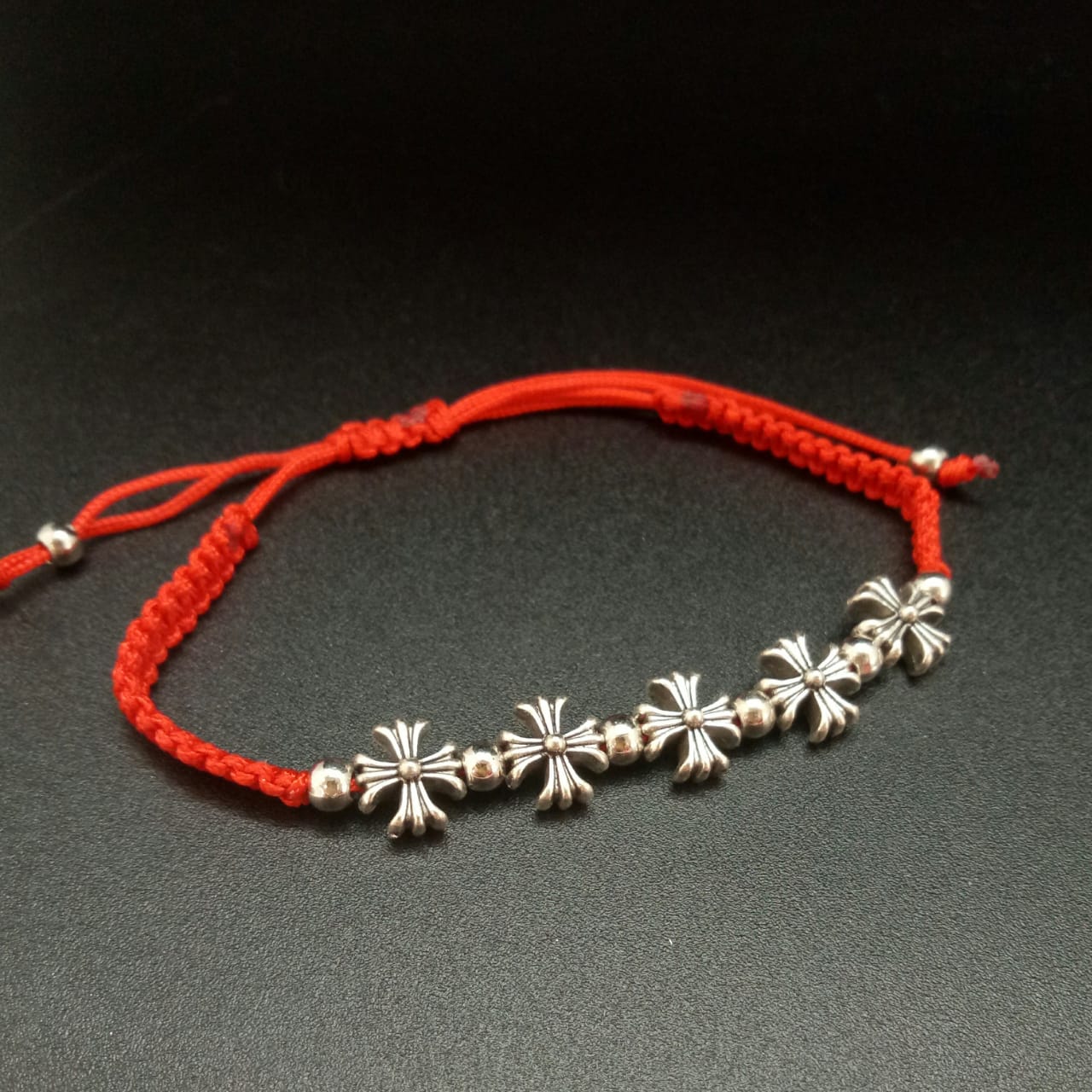 картинка Брояница с крестами на красном плетенном браслете от магазина El Corazon