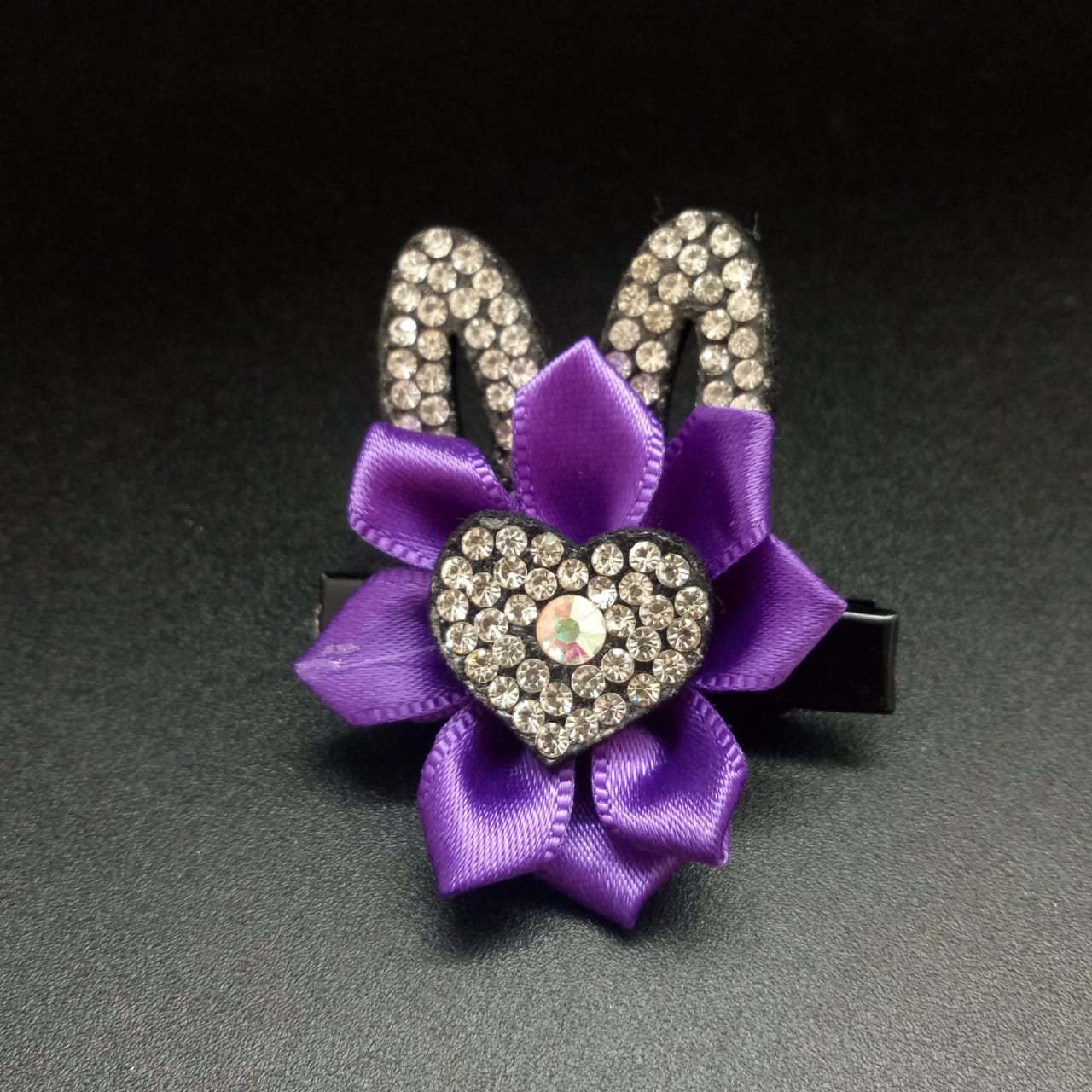 картинка Заколка фиолетовый Цветок с ушами и сердцем в стразах от магазина El Corazon