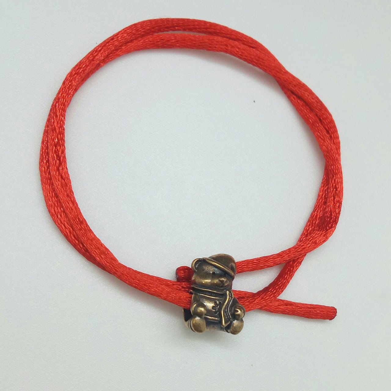 картинка Красная нить браслет с подвеской Медвежонок от магазина El Corazon