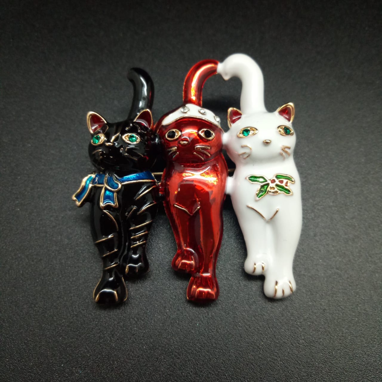 картинка Брошь Три кота черный, красный, белый  от магазина El Corazon