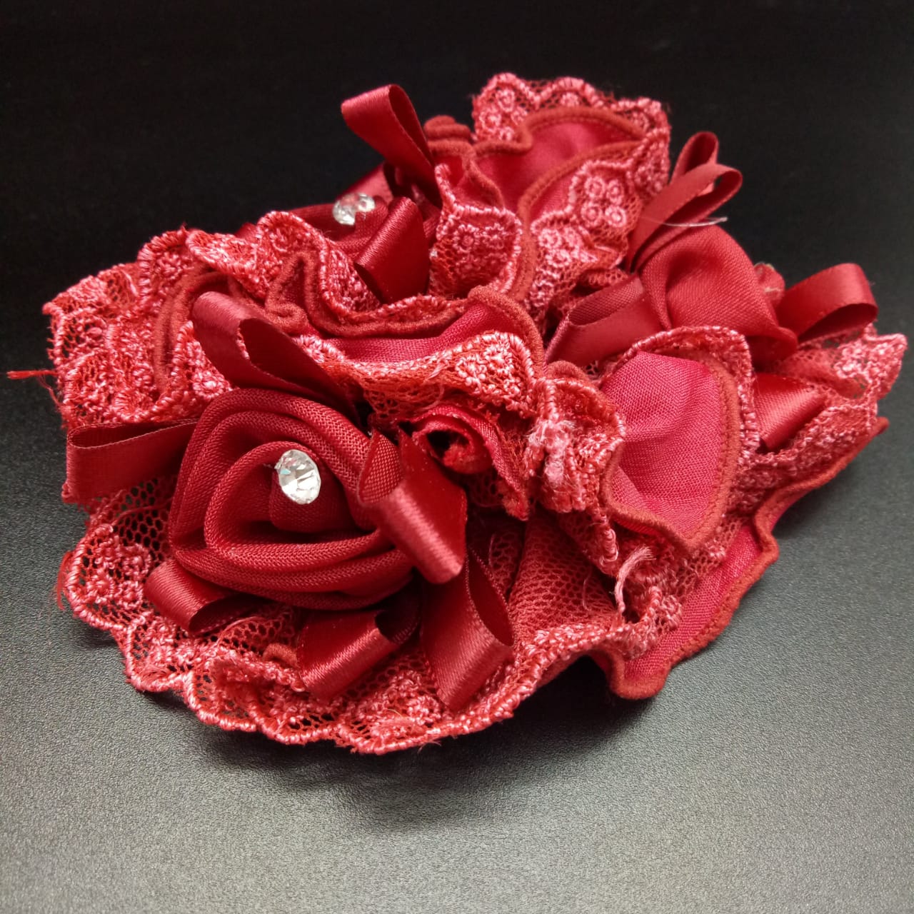 картинка Резинка для волос тканевая, Розы в кружевах d - 12 см красная от магазина El Corazon