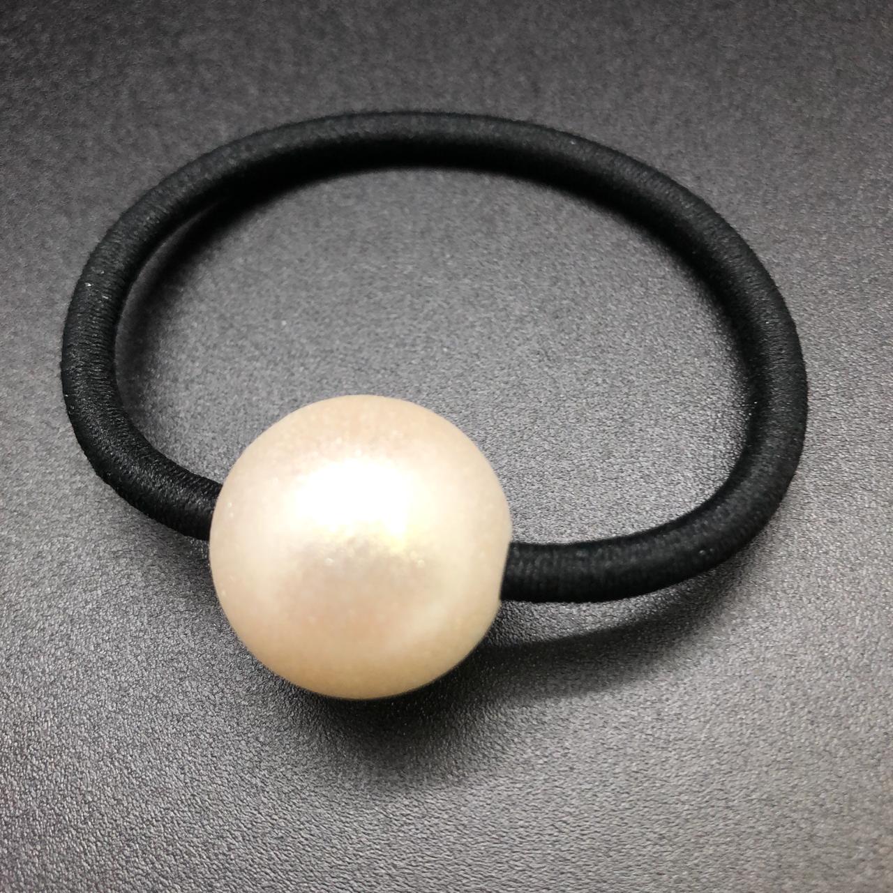 картинка Черная резинка для волос с Большим белым шаром от магазина El Corazon