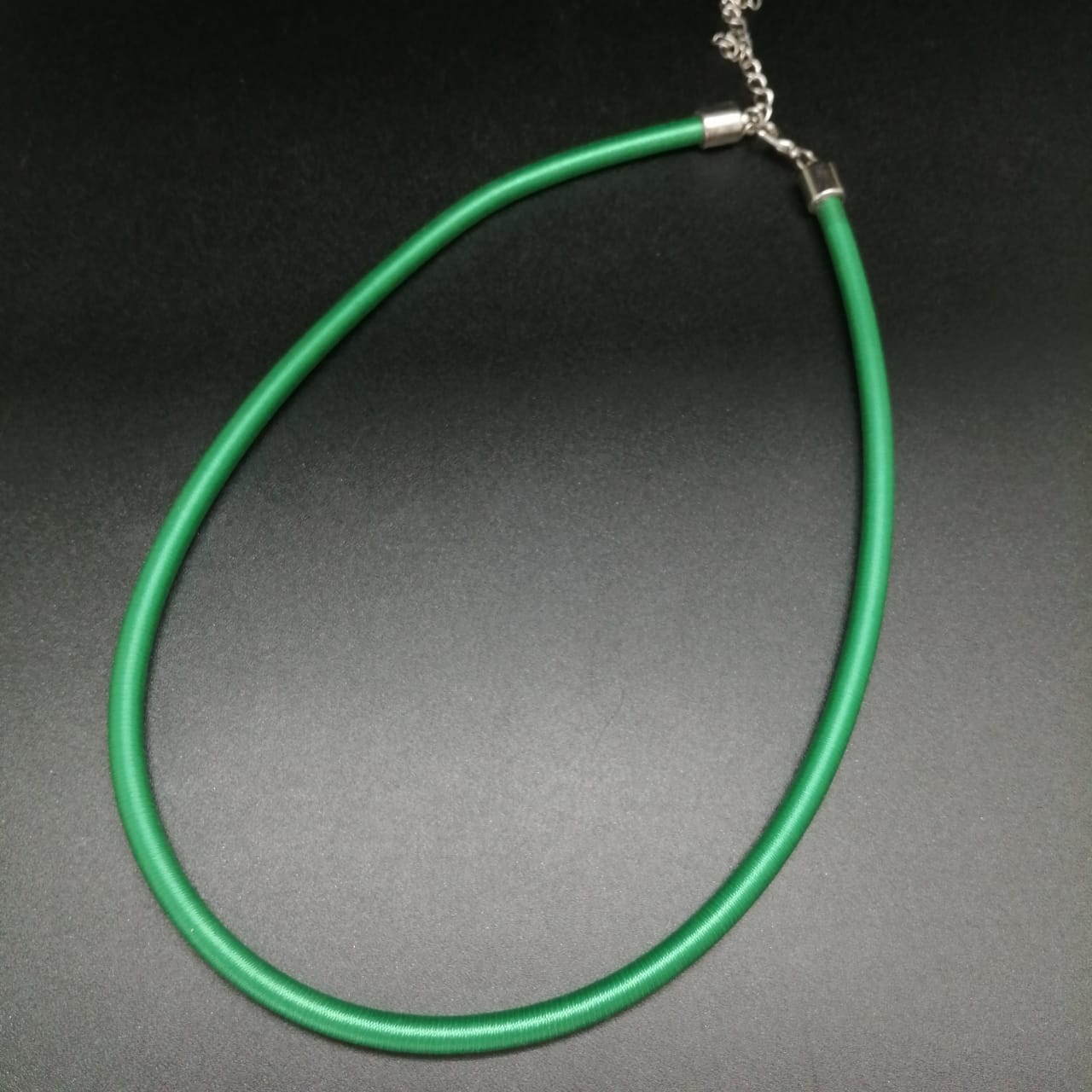 картинка Шнурок в шелковой оплетке 47см, зеленый от магазина El Corazon