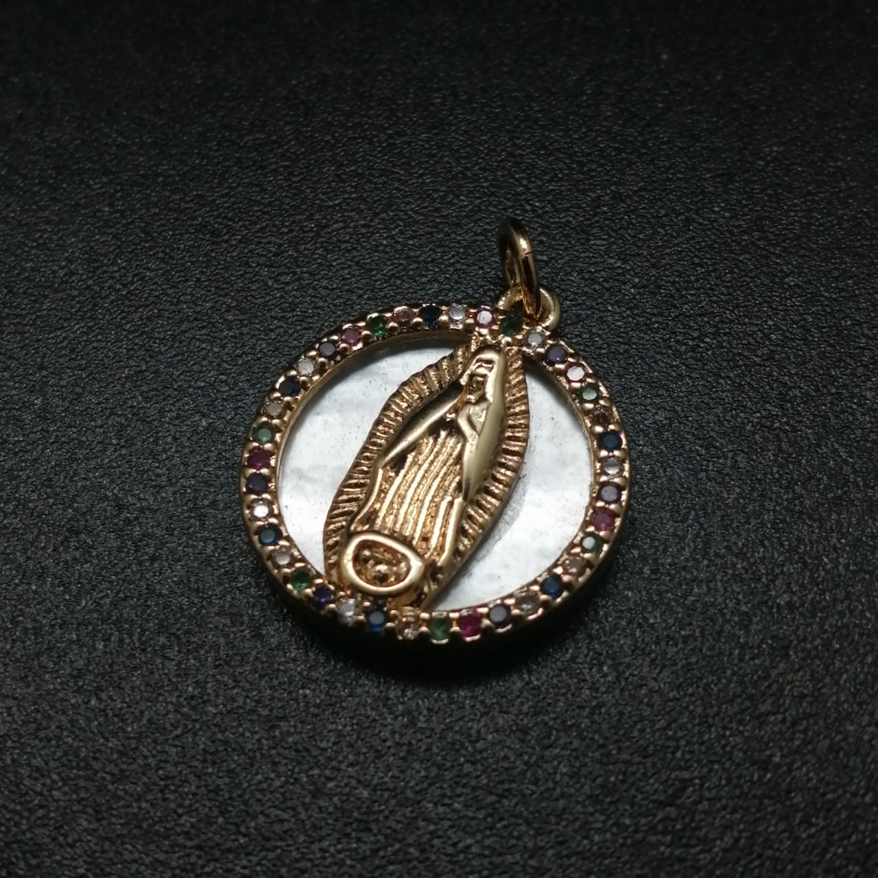 картинка Круглый кулон из жемчуга, камня цирконий и ювелирного металла,  Дева Мария от магазина El Corazon