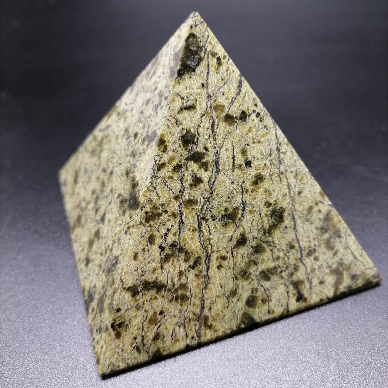картинка Пирамидка из камня Змеевик, большая от магазина El Corazon