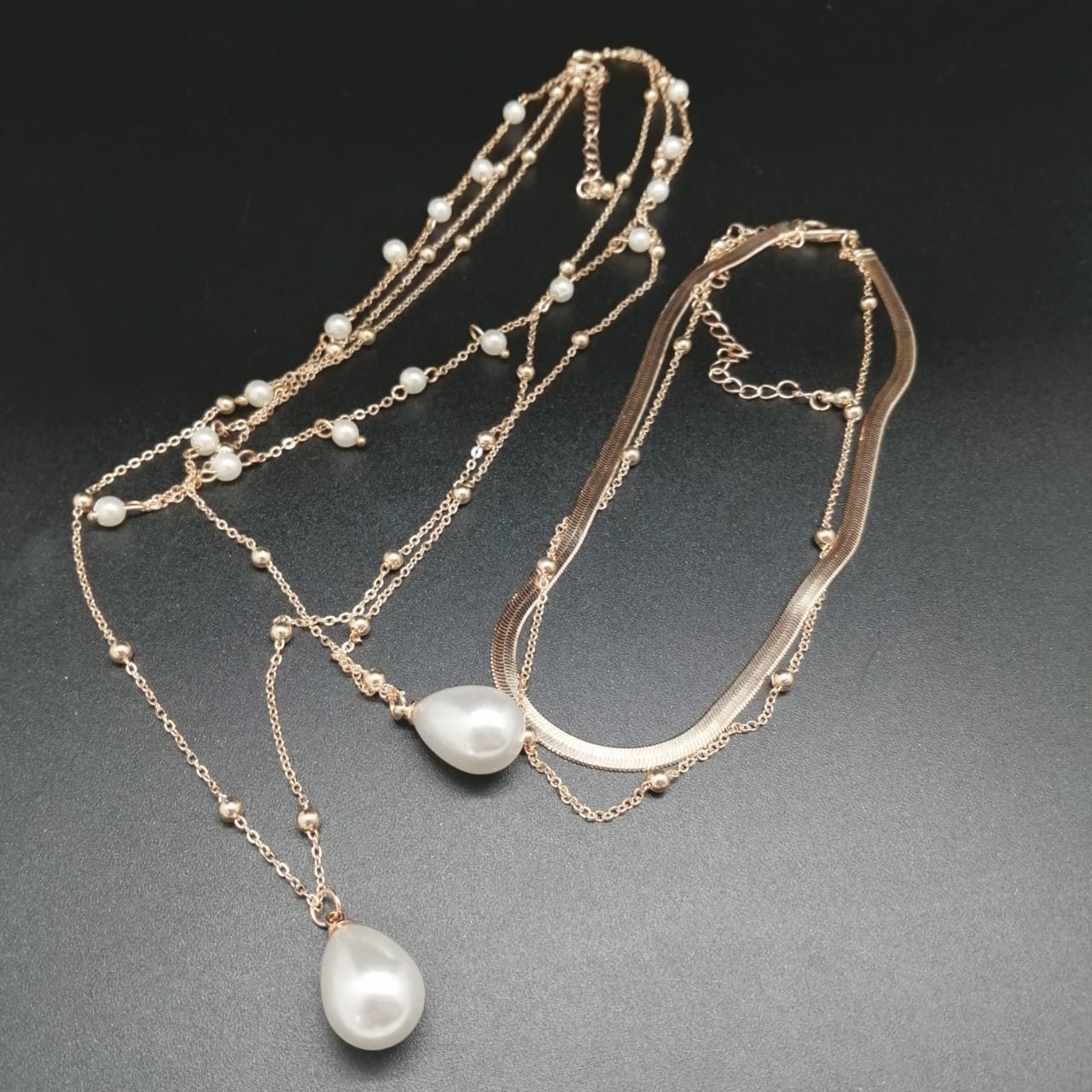 картинка Ожерелье из двух многослойных цепочек с белыми бусинами от магазина El Corazon