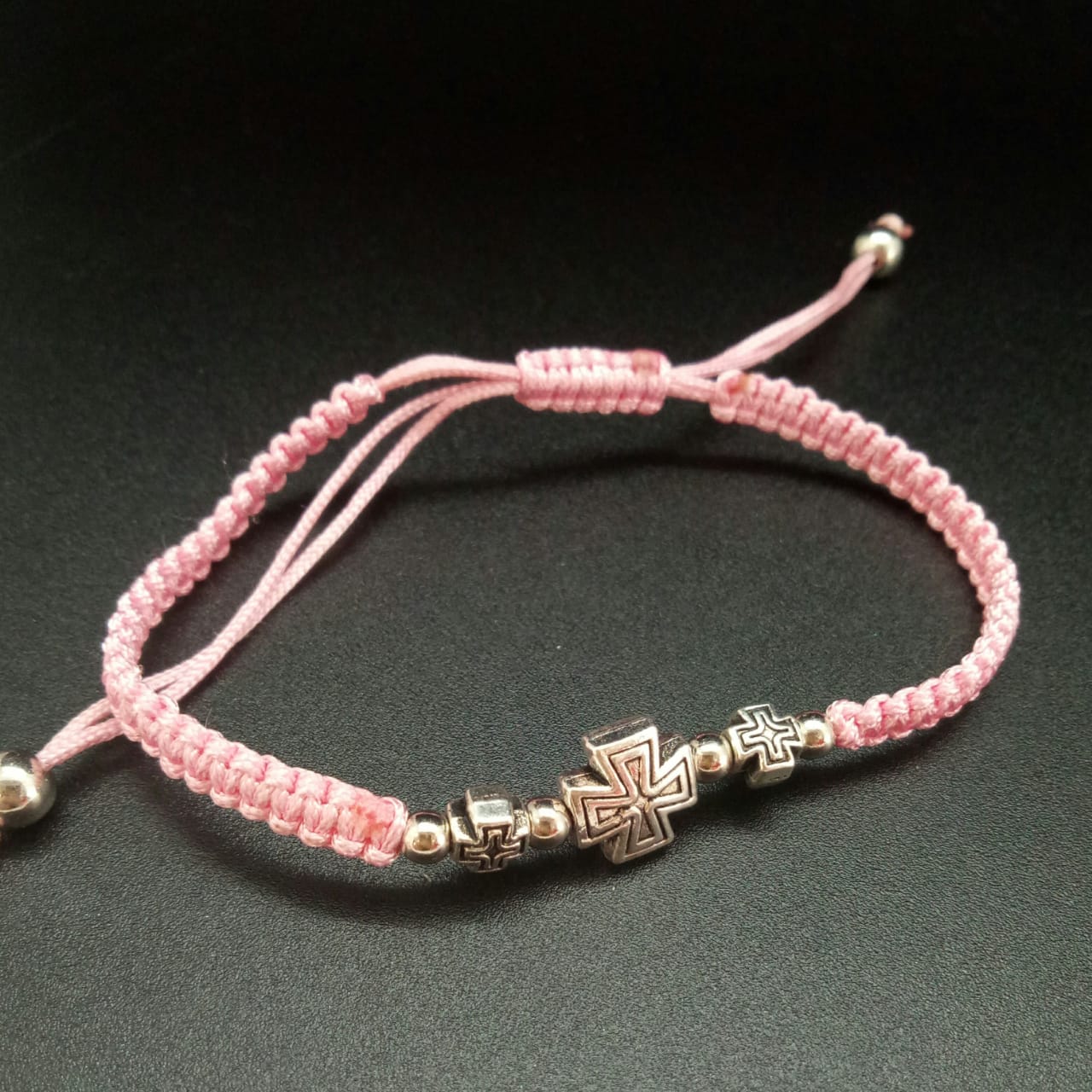 картинка Брояница с тремя крестами на розовом плетенном браслете от магазина El Corazon