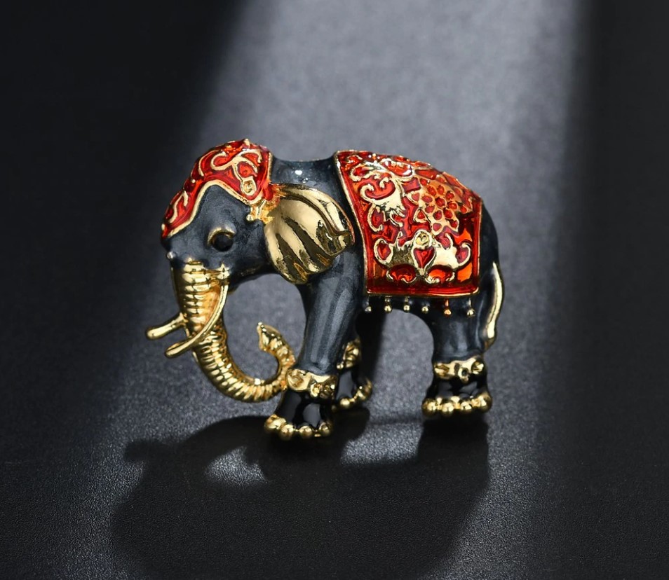 картинка Брошь Индийский слоник в красной накидке от магазина El Corazon