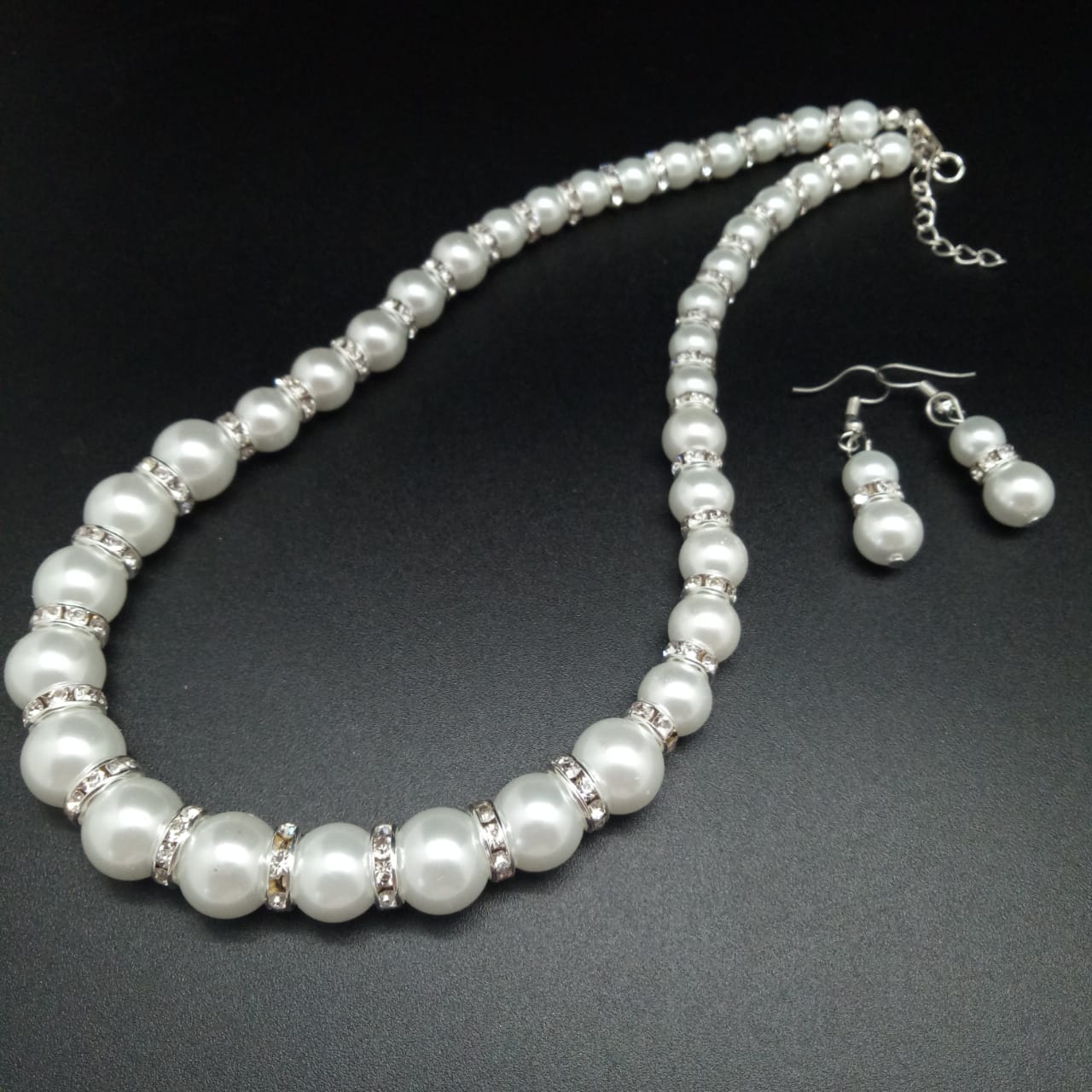 картинка Комплект серьги 4 см и ожерелье 42 см из страз и бусин разного размера, серебро от магазина El Corazon