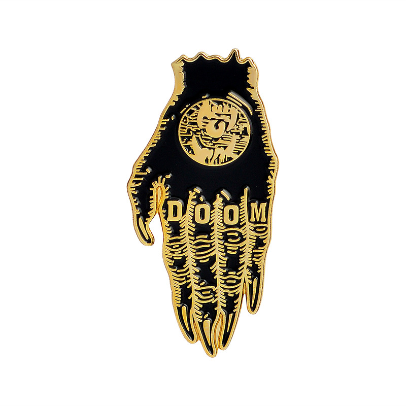 картинка Значок-пин Черная рука с когтями от магазина El Corazon