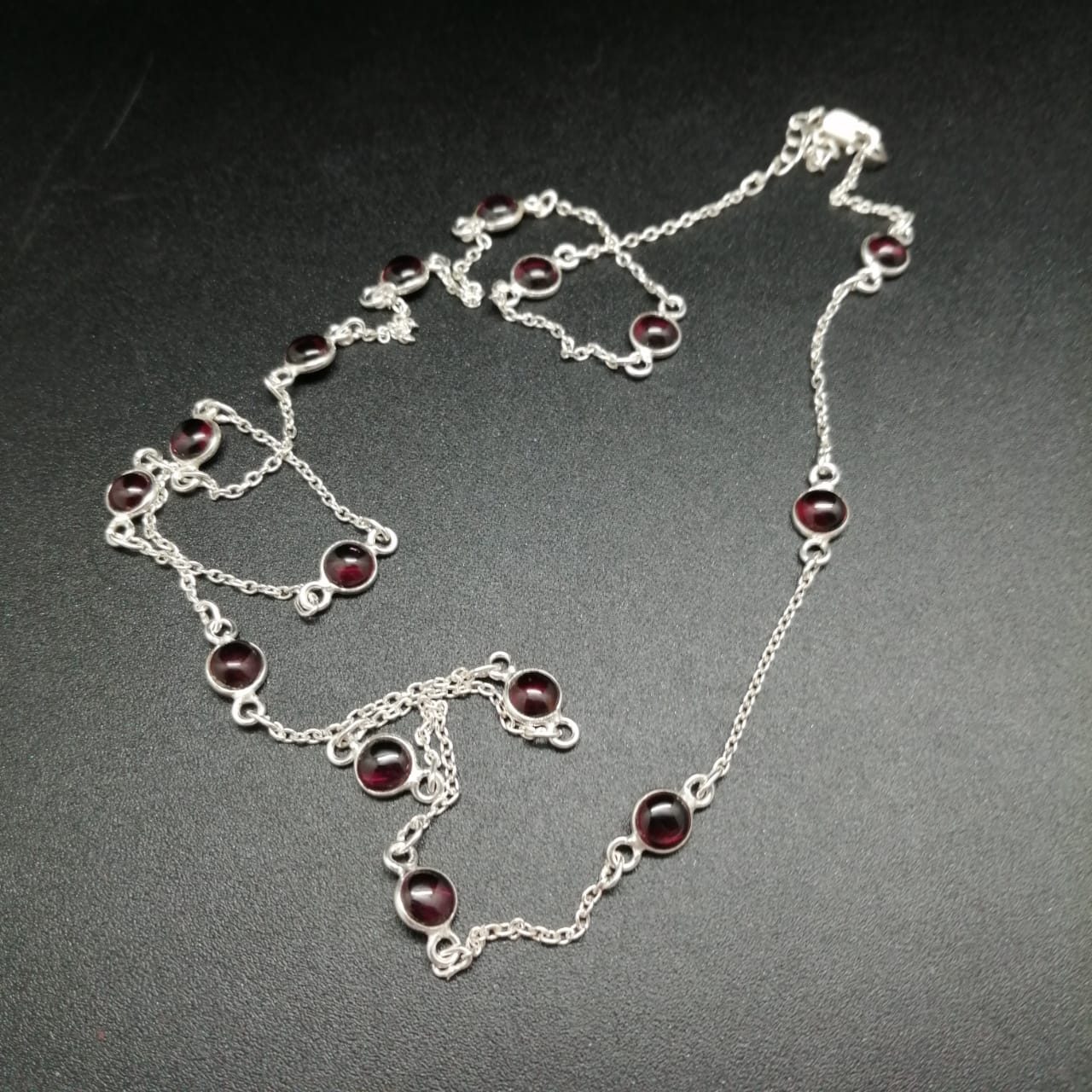 картинка Ожерелье из серебряных цепочек и камня Гранат 63 см от магазина El Corazon