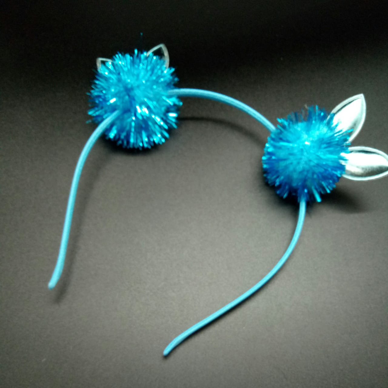 картинка Ободок с ушками и помпонами, голубой от магазина El Corazon