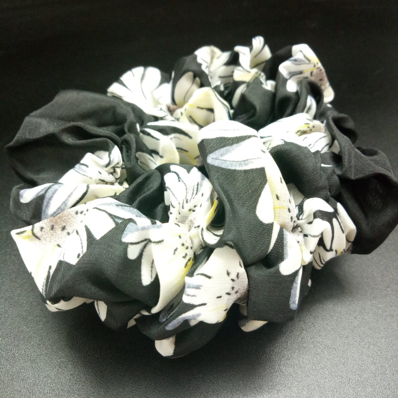 картинка Резинка для волос тканевая d - 11 см черная с белыми цветами от магазина El Corazon