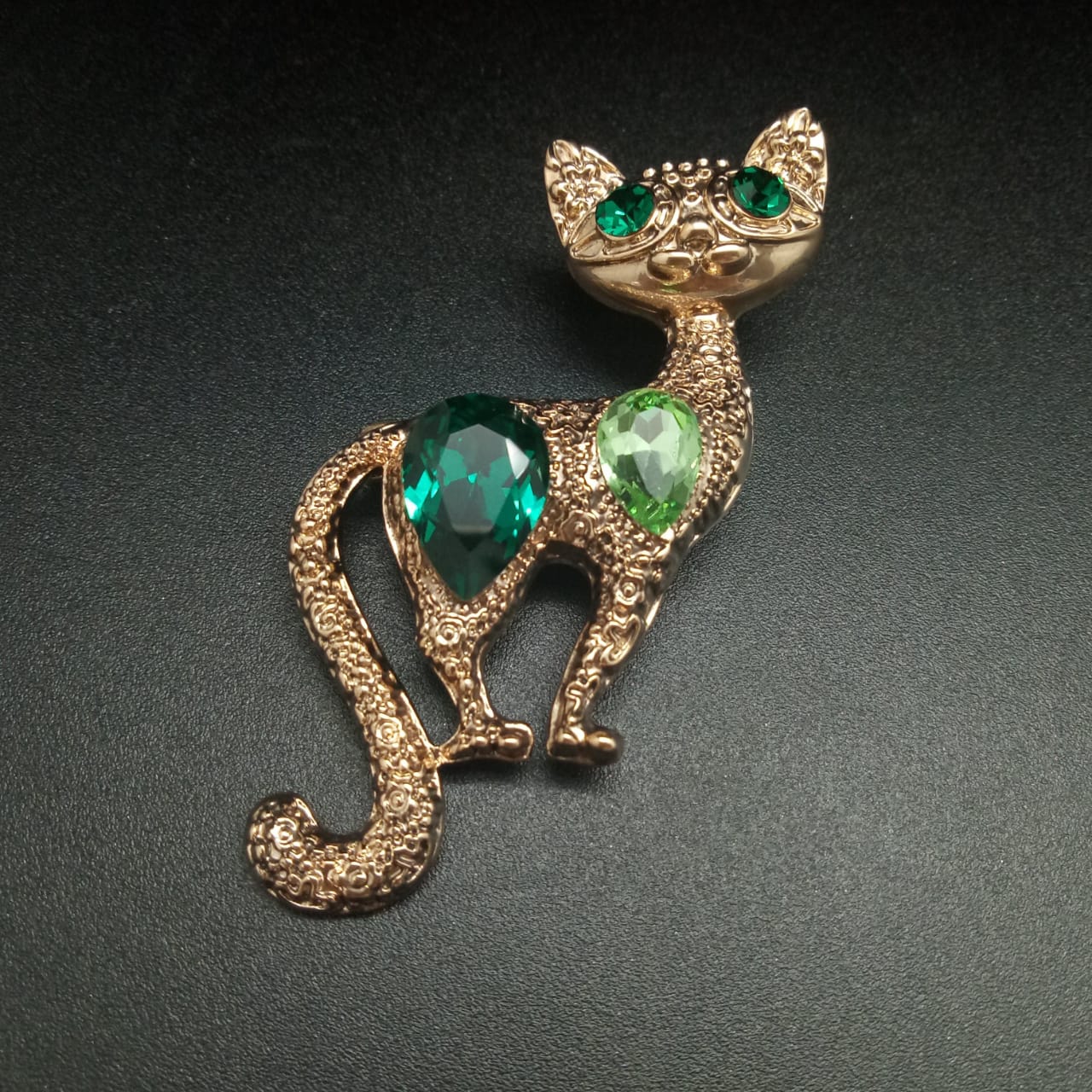 картинка Брошь Египетская Кошка с зелеными кристаллами от магазина El Corazon