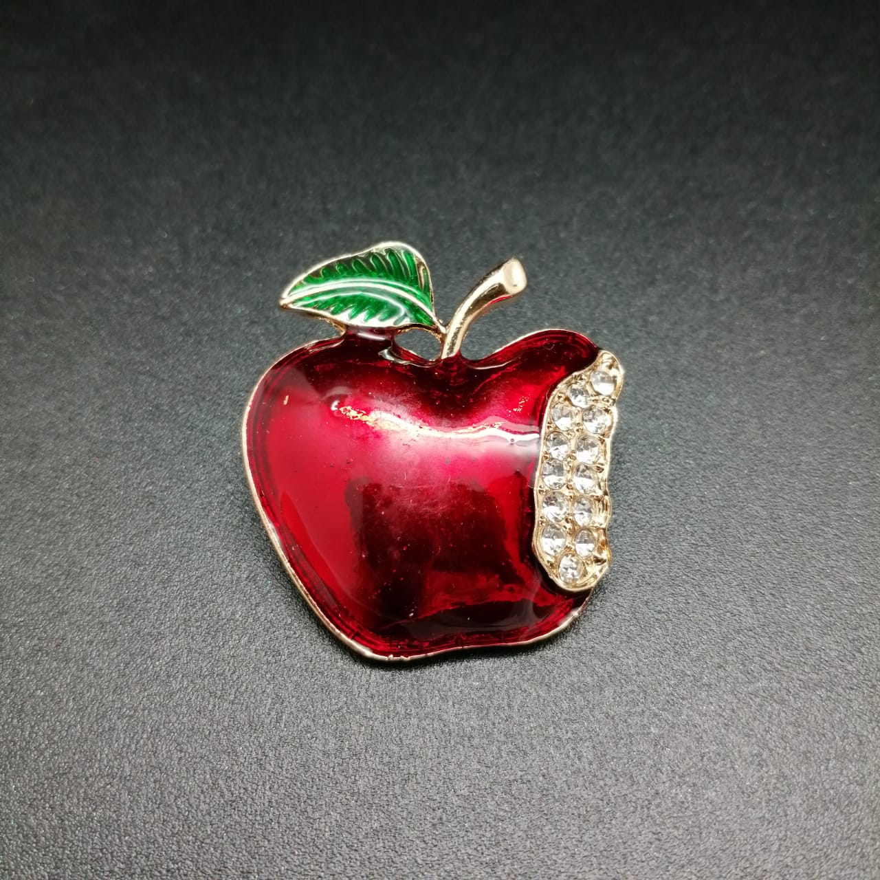 картинка Брошь Надкусанное красное яблоко  от магазина El Corazon