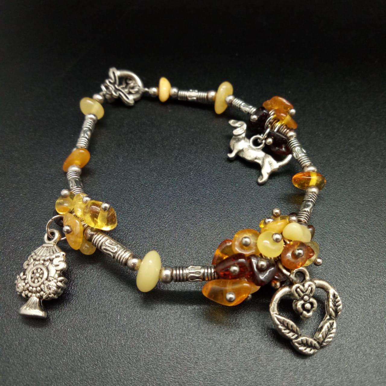 картинка Браслет d 6,6 см, из янтаря, ювелирного металла и шармов 01 bracelet-171 от магазина El Corazon