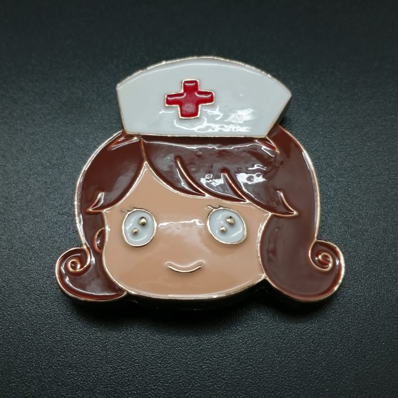 картинка Брошь Медсестра 03, эмаль от магазина El Corazon